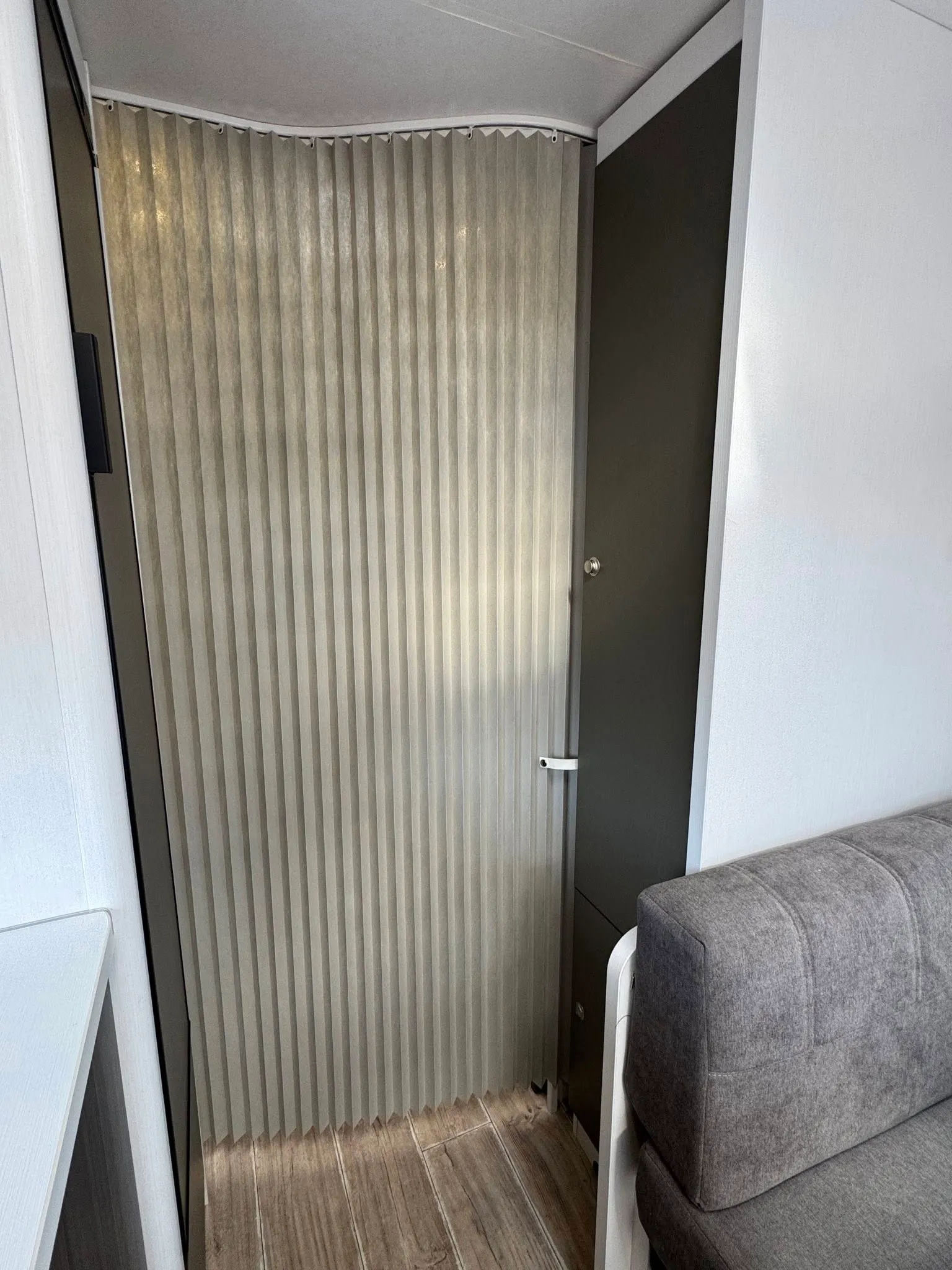 Obrázek interiéru obytného auta, moderní design s oddělenými prostory a pohodlným čalouněním.