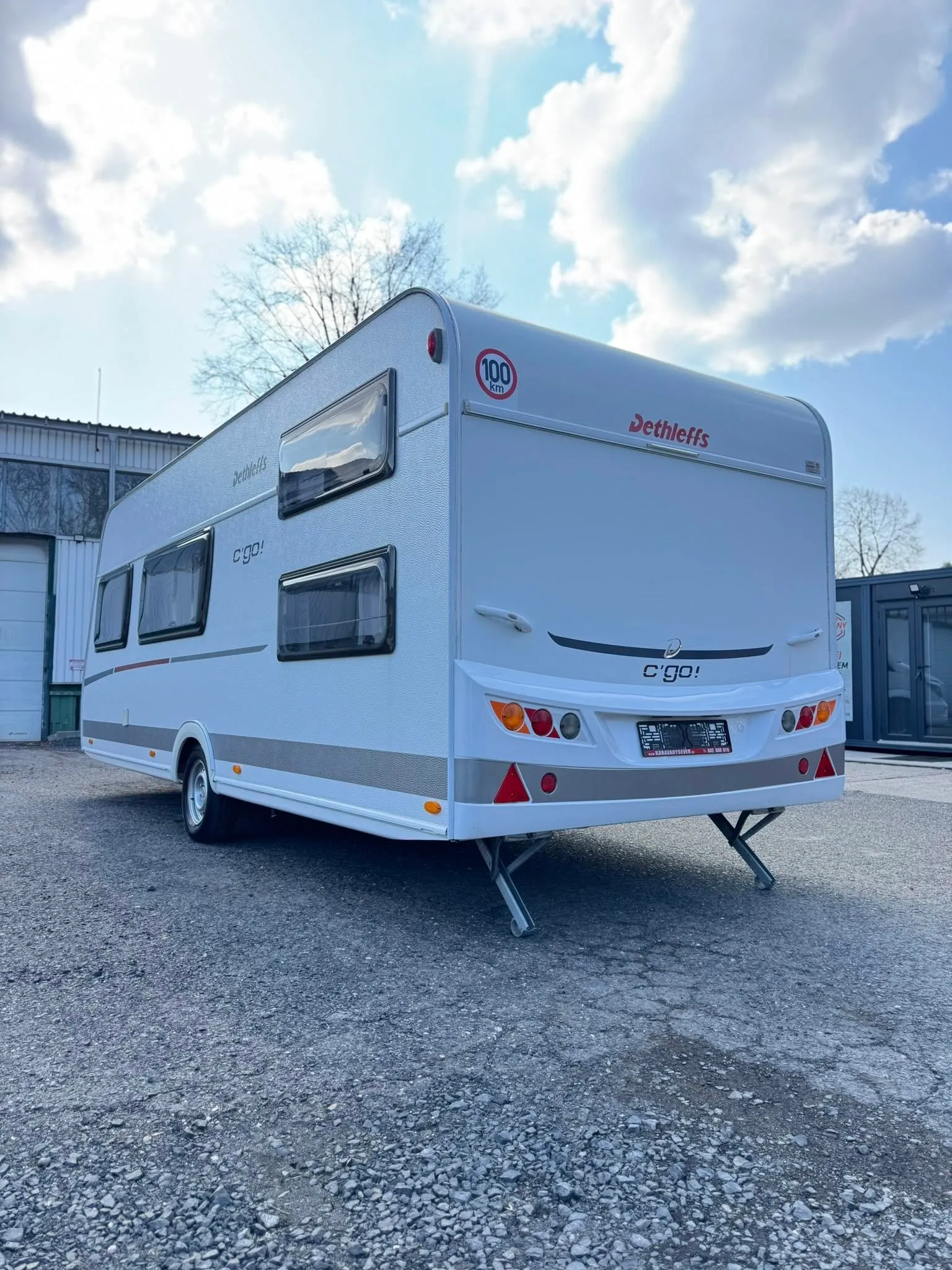 Karavan Dethleffs C'go! s praktickým designem a možností jízdy až 100 km/h. Ideální pro vaše cestovatelské dobrodružství.
