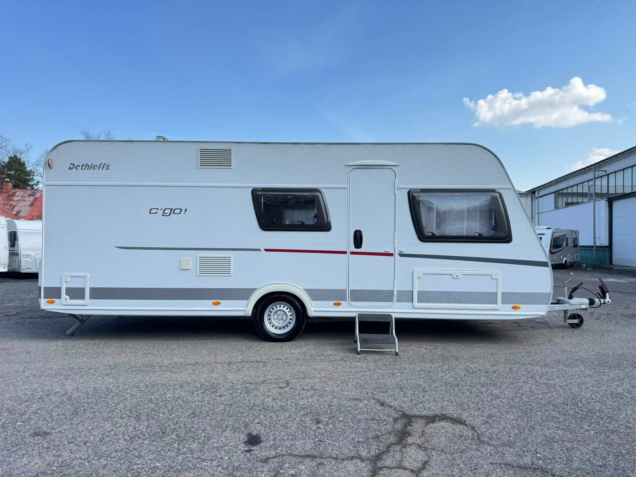 Karavan Dethleffs c'go! je ideální pro dobrodružství na cestách. Komfortní a prostorný pro rodinné výlety.