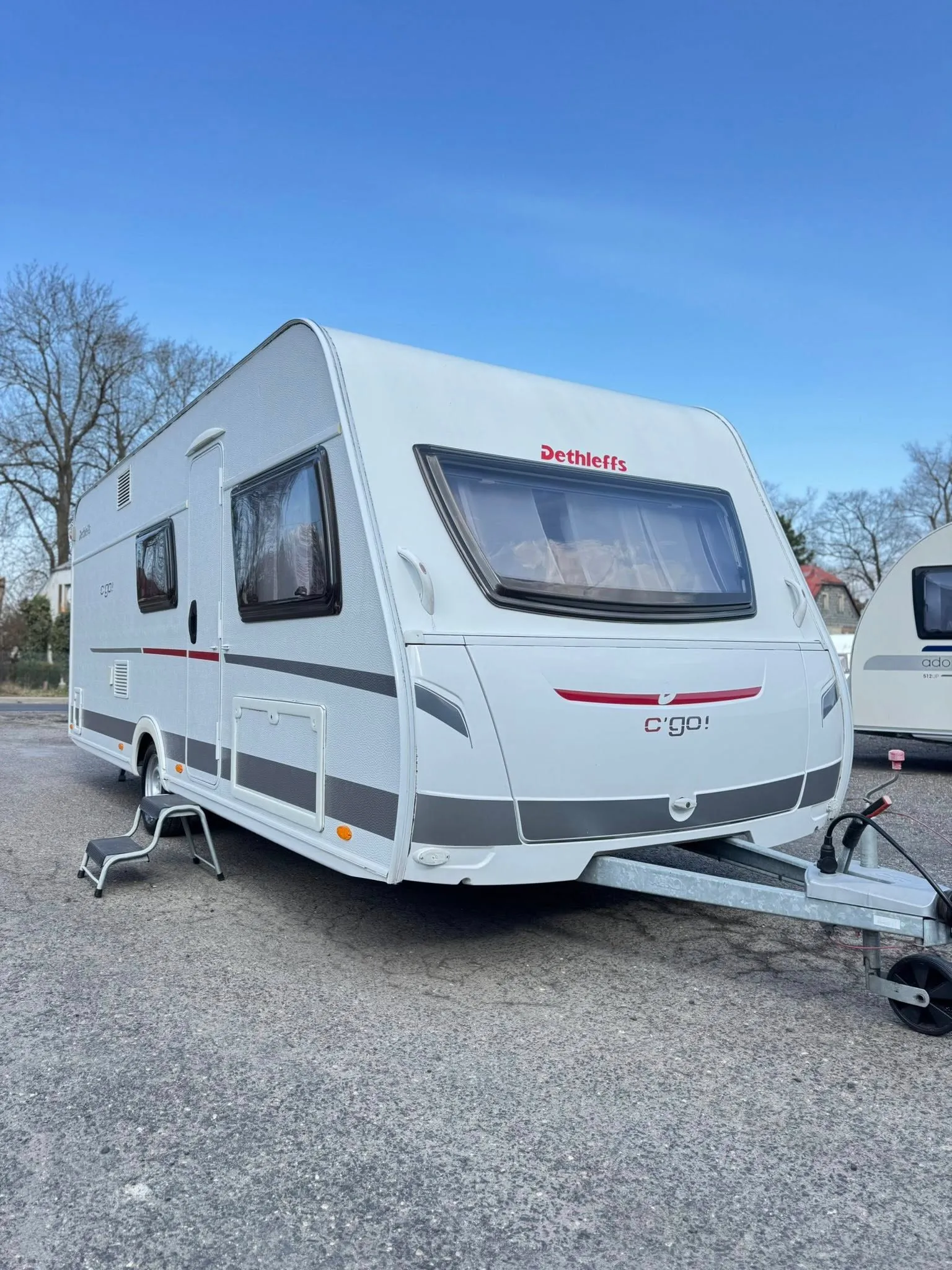 Karavan Dethleffs C'go! na parkovišti, ideální pro dobrodružství a cestování.