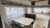 Interiér karavanu s pohodlným posezením a moderním designem. Ideální pro relaxaci na cestách.
