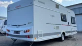 Karavan Dethleffs c'go! s moderním designem, ideální pro pohodlné cestování a kempování.