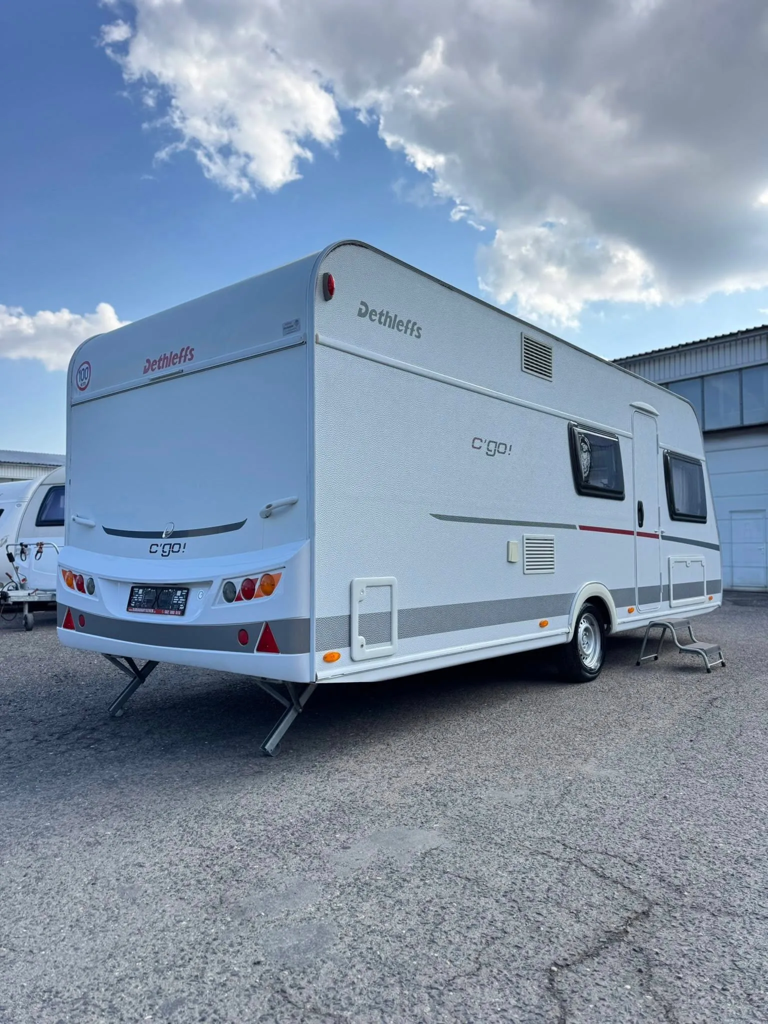 Karavan Dethleffs c'go! s moderním designem, ideální pro pohodlné cestování a kempování.