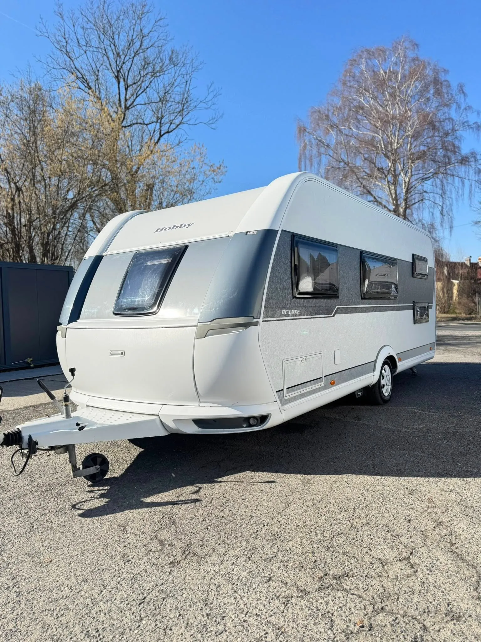 Karavan Hobby De Luxe na slunečném dnu, ideální pro dobrodružství a cestování. Vhodný pro vaši další dovolenou.