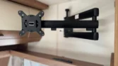 Na obrázku je montážní držák na televizi v moderním interiéru obytného vozu. Ideální pro komfortní pobyt na cestách.
