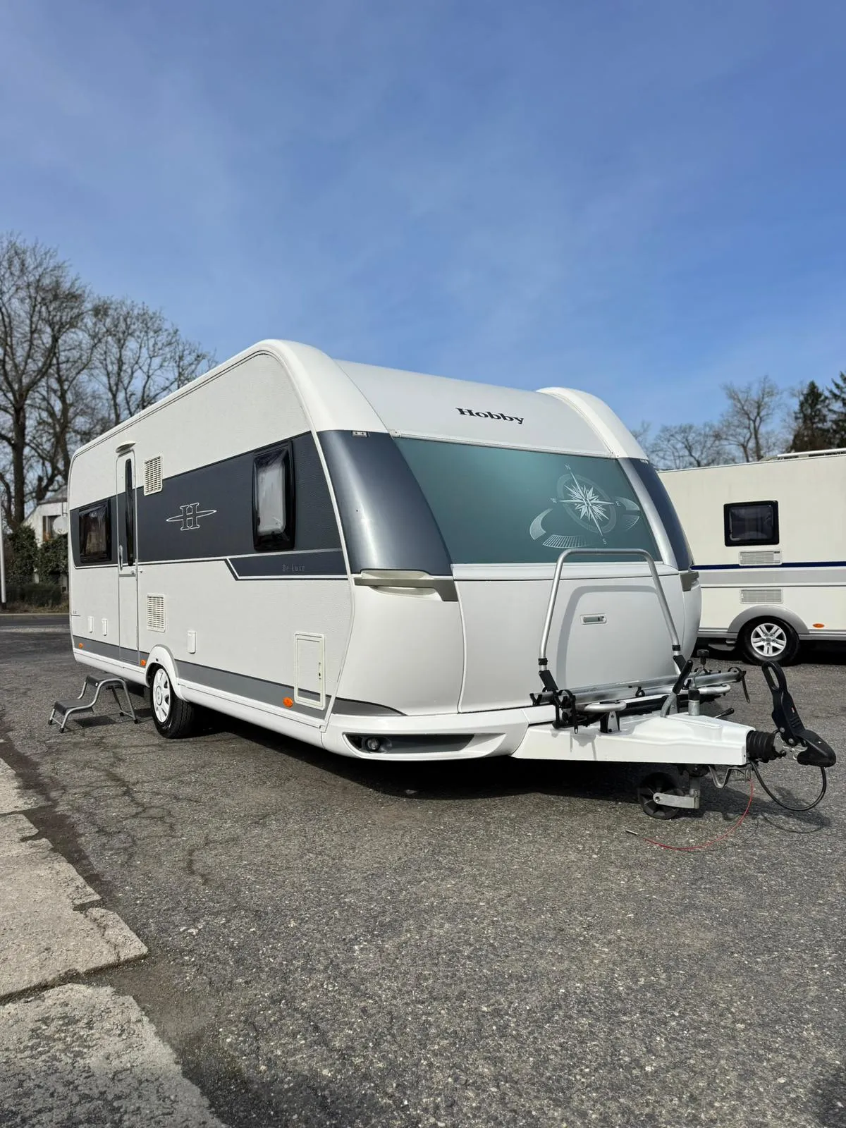 Karavan Hobby je moderní a prostorný, ideální pro pohodlné cestování a kempování.