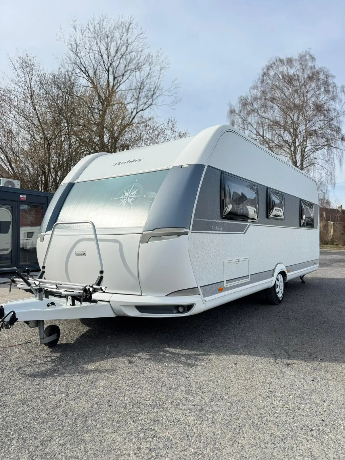 Karavan Hobby, ideální pro pohodlné cestování a kempování. Moderní design s prostorným interiérem.