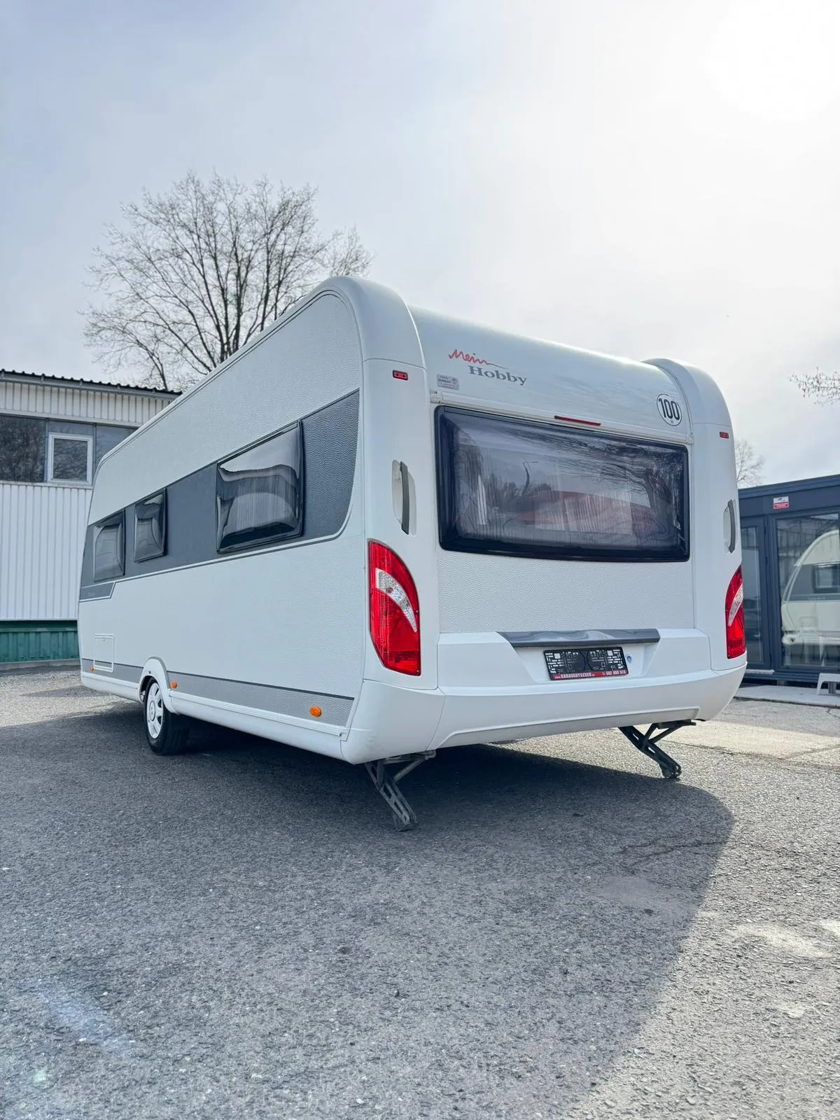 Karavan Hobby 100, bílá barva, ideální na cesty a kempování s rodinou. Vhodný pro báječné dobrodružství!