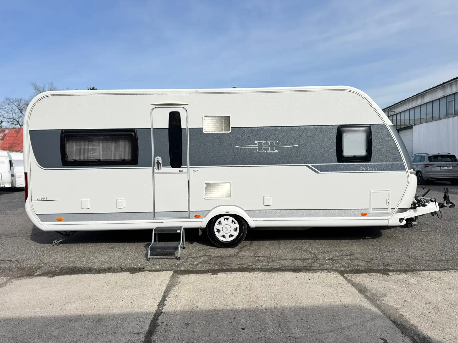 Karavan De Luxe s moderním designem, ideální pro pohodlné cestování a kempování.