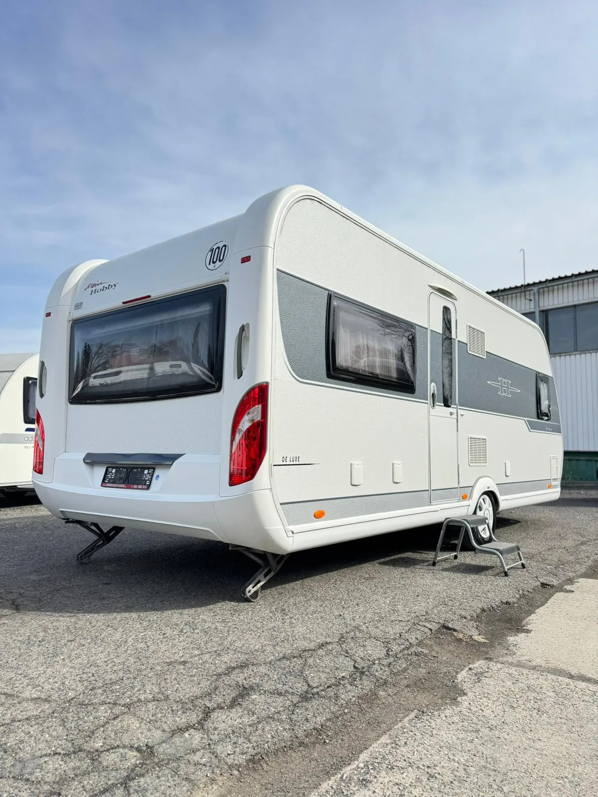 Karavan Hobby De Luxe, moderní design a priestranný interiér pro pohodlné cestování. Ideální pro dobrodružství!