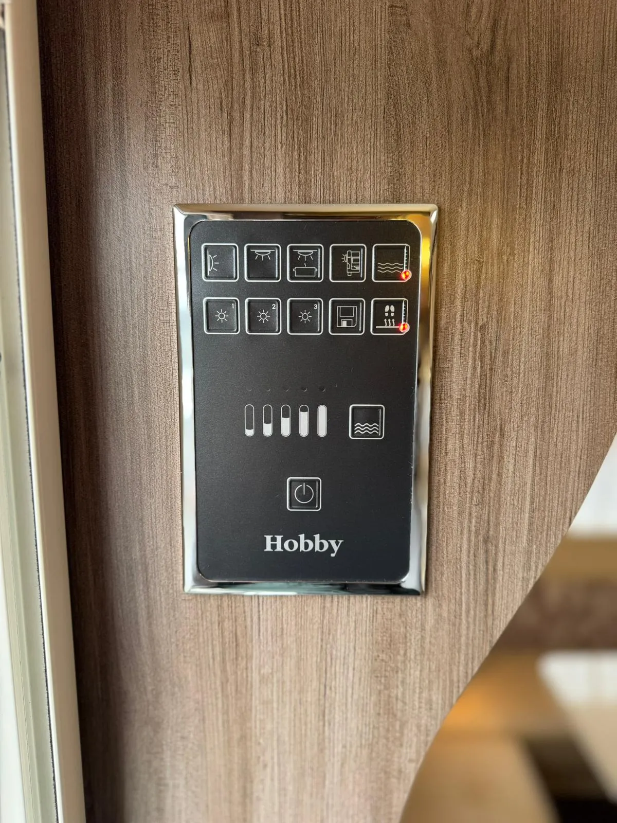 Ovládací panel Hobby, ideální pro moderní obytné auto. Funkce pro pohodlné cestování a camping.