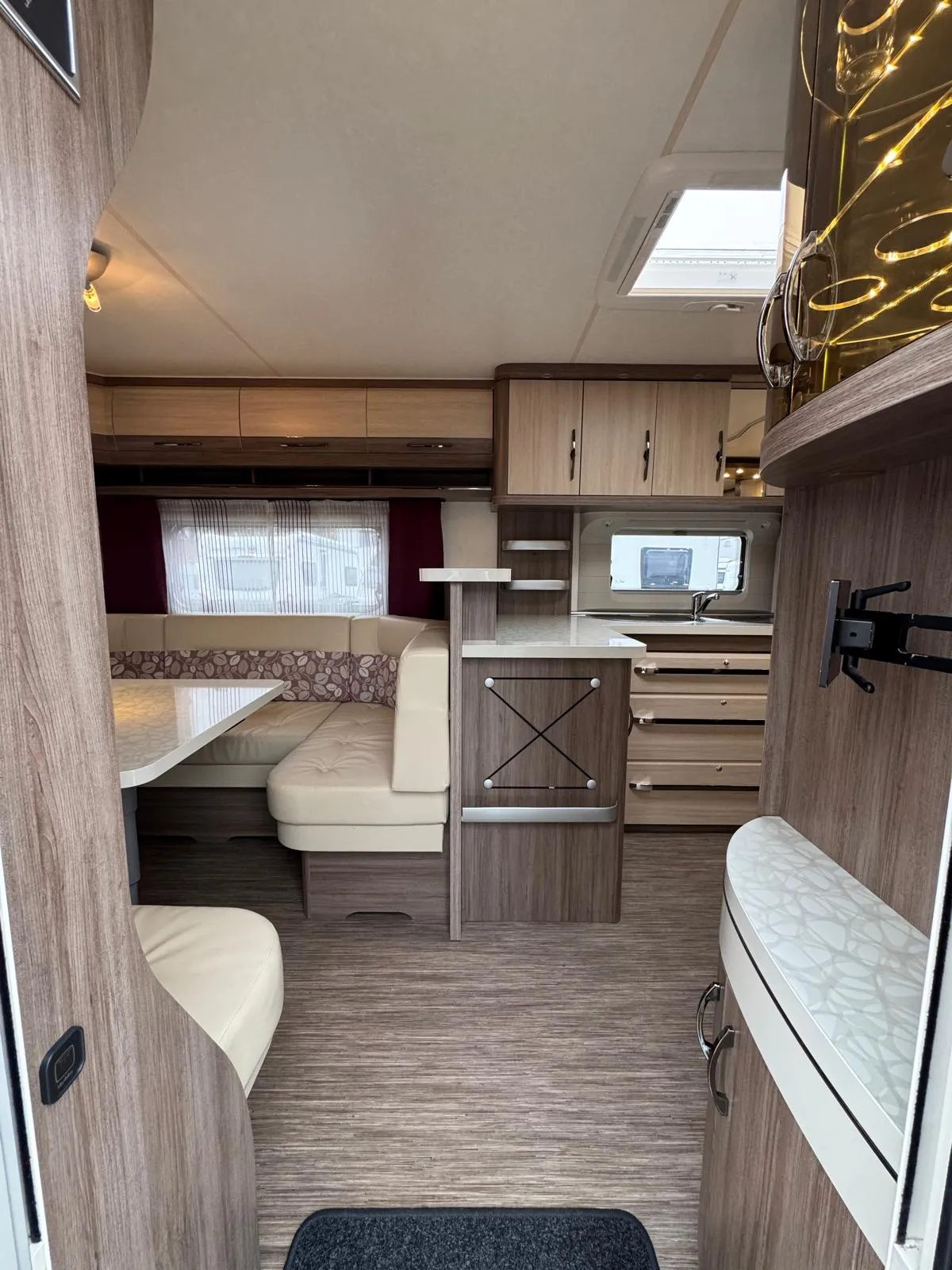 Interiér karavanu s moderním designem a pohodlným sezením. Ideální pro dobrodružství na cestách!