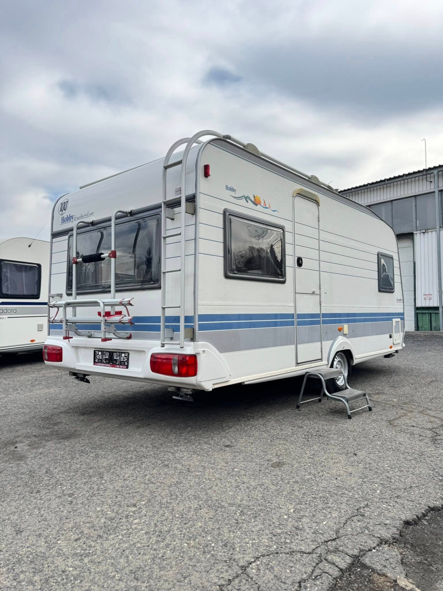 Karavan Hobby, vhodný pro pohodlné cestování a kempování. Ideální volba pro dobrodružství na cestách.