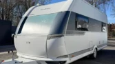 Karavan Hobby Profis 2023, moderní design s kvalitními materiály, ideální pro cestování na víkendové výlety.