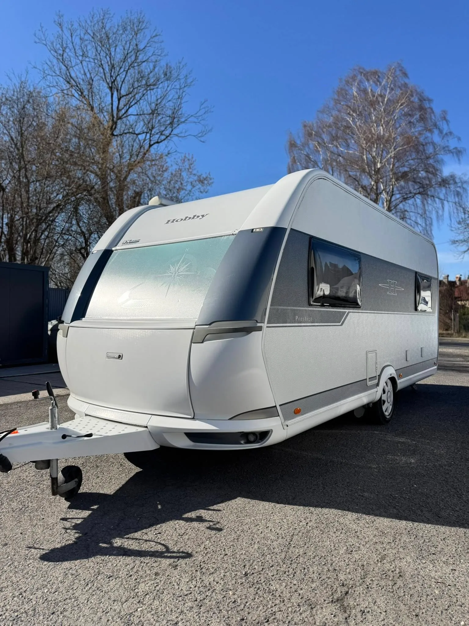 Karavan Hobby Profis 2023, moderní design s kvalitními materiály, ideální pro cestování na víkendové výlety.