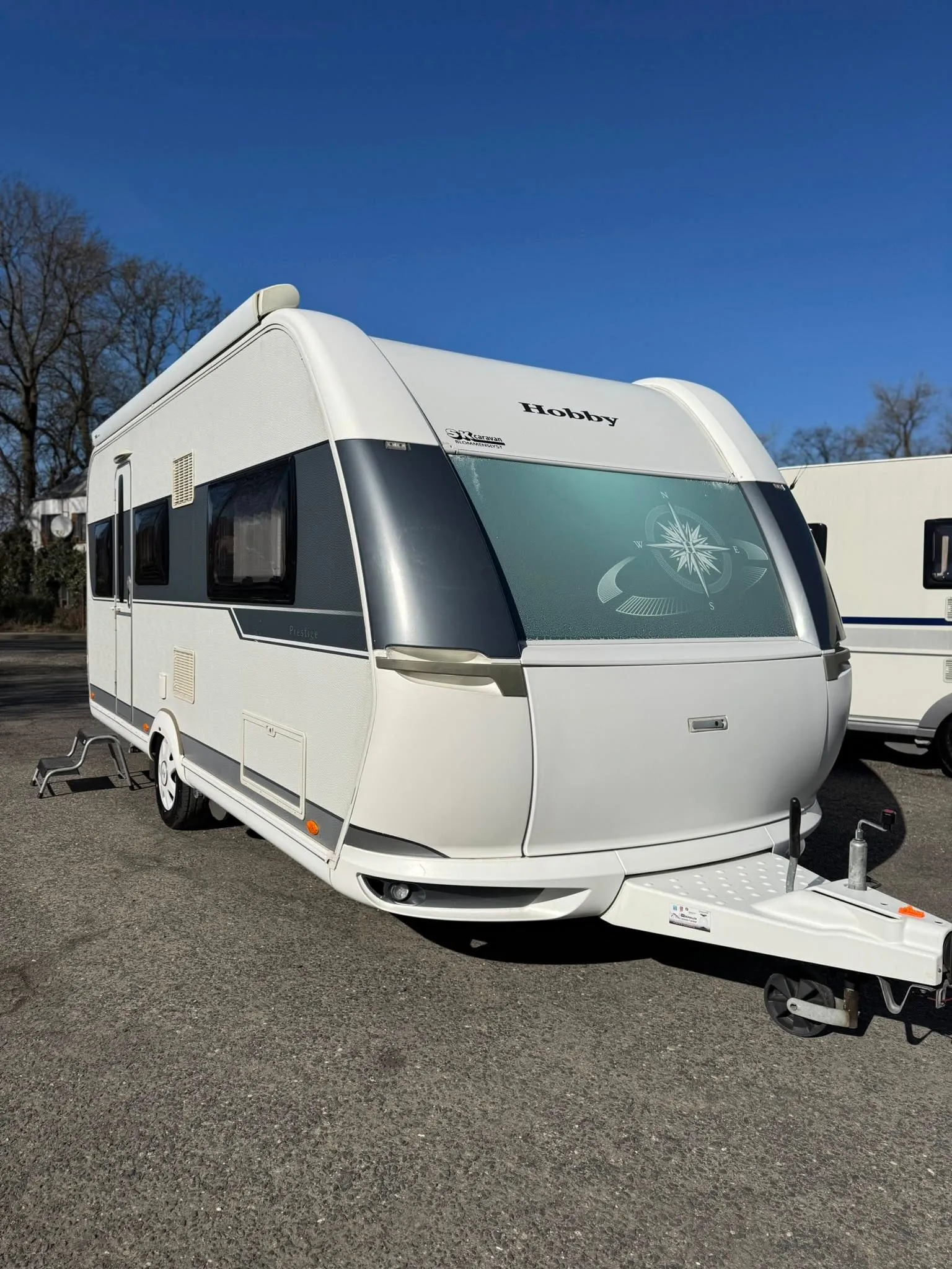 Karavan Hobby s moderním designem a velkým skladem, ideální pro dobrodružství na cestách.