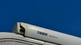 Na obrázku je střešní markýza Thule Omnistor, ideální doplněk pro obytné auto nebo karavan.