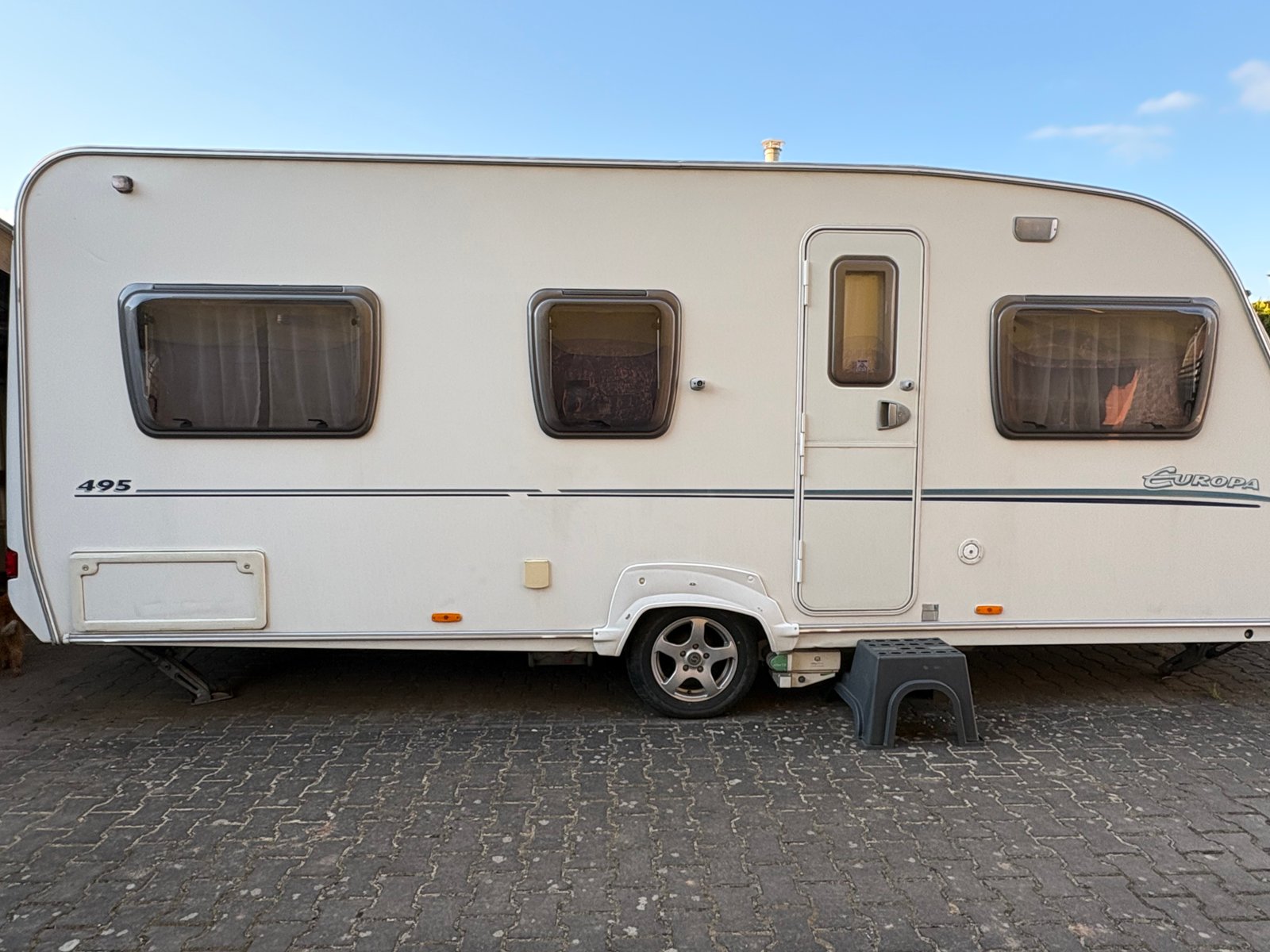 Karavan Europa 495, ideální pro pohodlné cestování a kempování v přírodě.