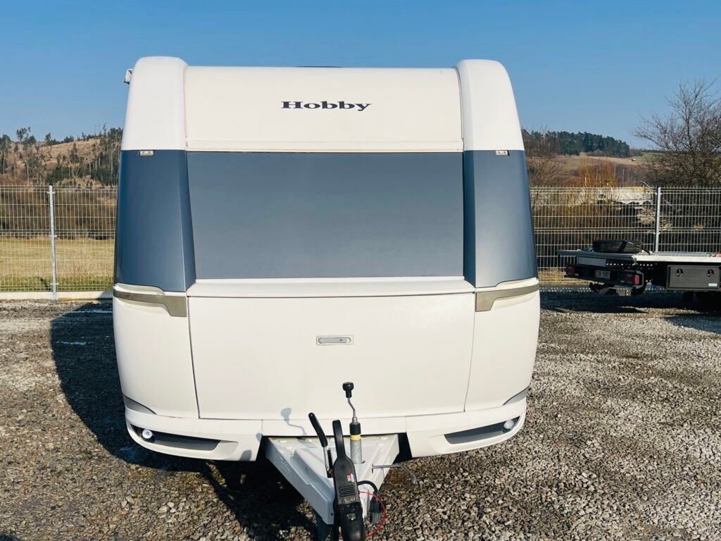 Karavan Hobby s moderním designem, ideální pro pohodlné cesty a dovolené v přírodě.