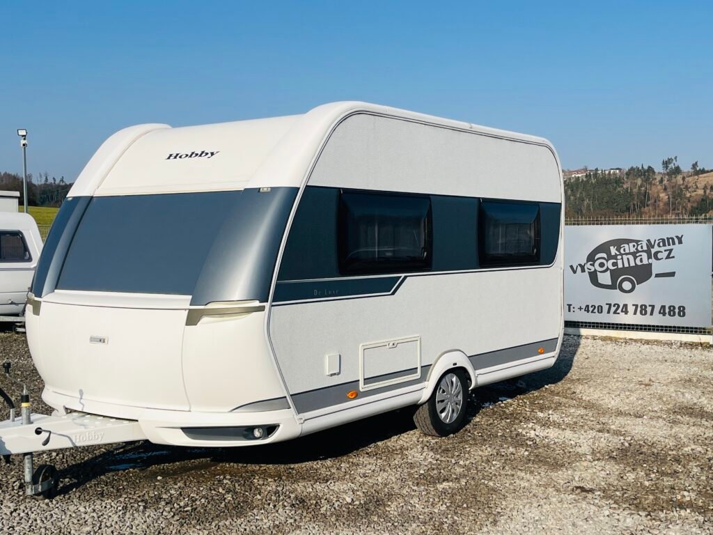 Karavan Hobby De Luxe s moderním designem a prostorem pro pohodlné cestování. Ideální volba pro rodinné výlety.