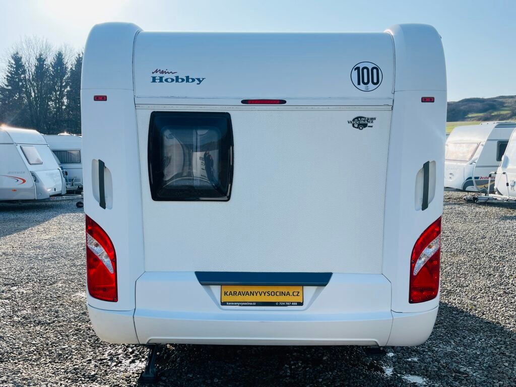 Karavan Hobby s označením 100, ideální pro pohodlné cestování a kempování.