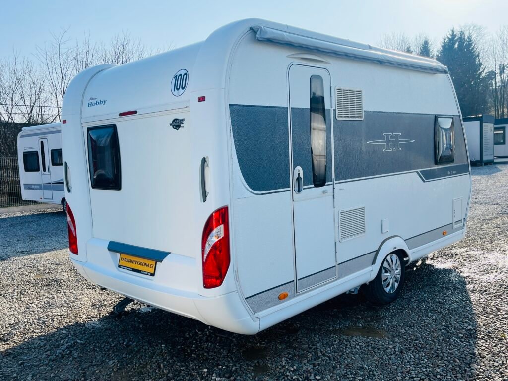 Karavan Hobby s elegantním designem. Ideální pro vaše dobrodružství v přírodě!