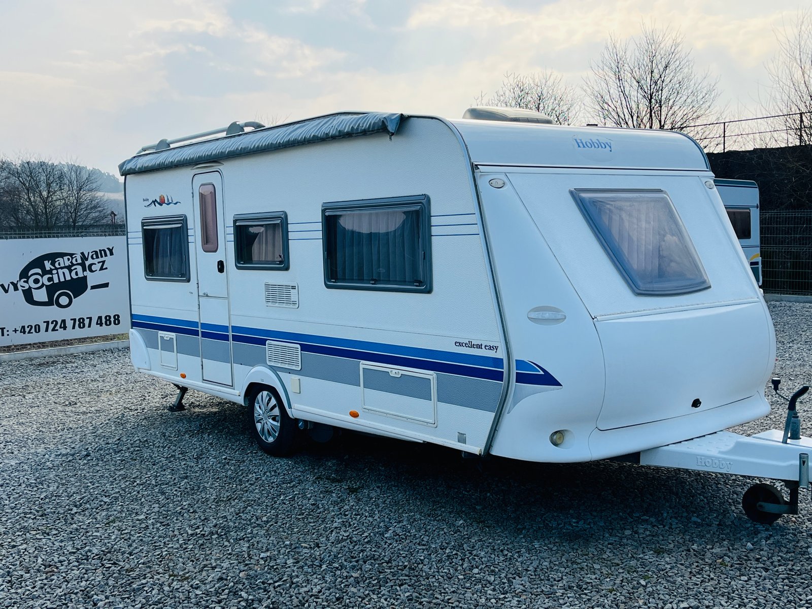 Karavan Hobby Excellent Easy s moderním designem, ideální pro dobrodružné výlety a kempování.