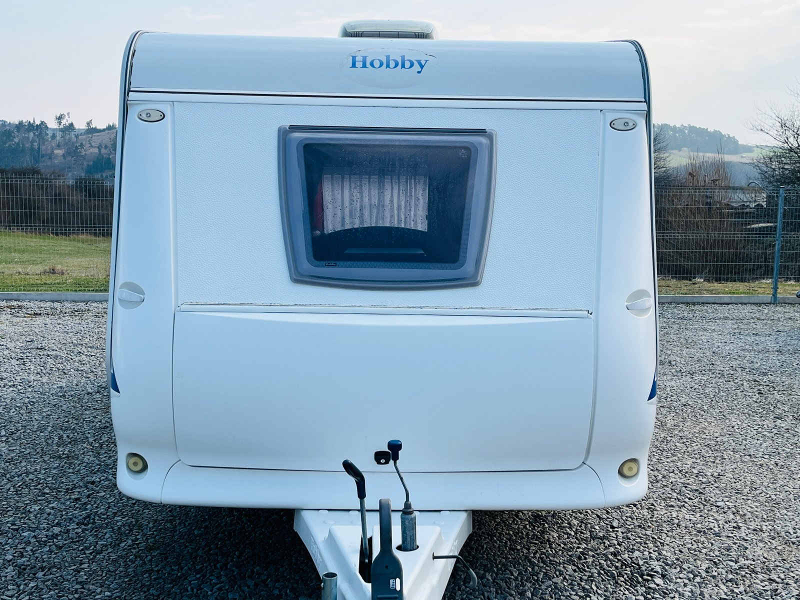 Karavan Hobby s moderním designem, ideální pro pohodlné cestování a kempování.