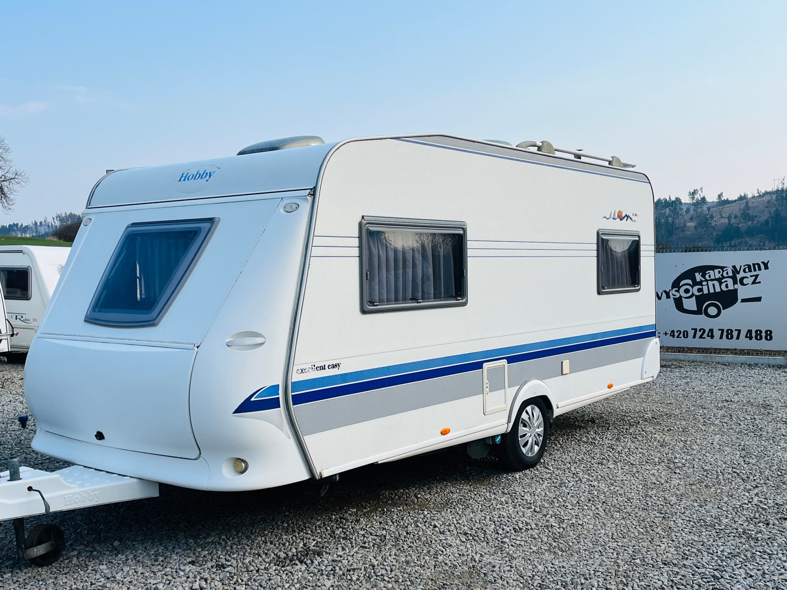 Karavan Hobby, model excellent easy, ideální pro pohodlné cestování a kempování. Odpočiňte si v přírodě!