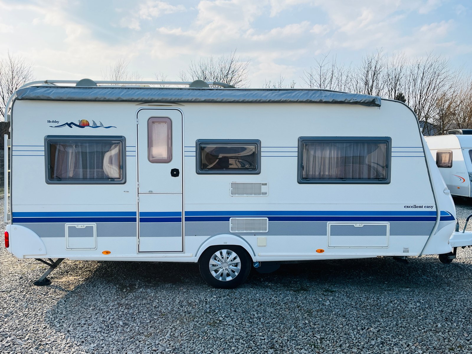 Karavan Hobby Excellent Easy ve skvělém stavu, ideální pro vaše cestování a dobrodružství.