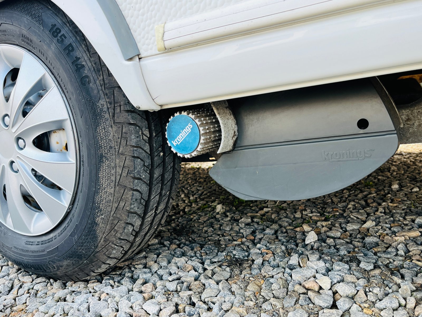 Na obrázku je obytné auto s dezénem pneumatiky 185 R14 C a příslušenstvím značky Kronings.