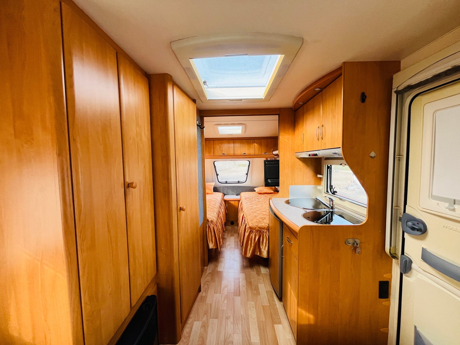 Obytné auto s útulným interiérem, kuchyňkou a ložnicí. Ideální pro cesty a odpočinek.