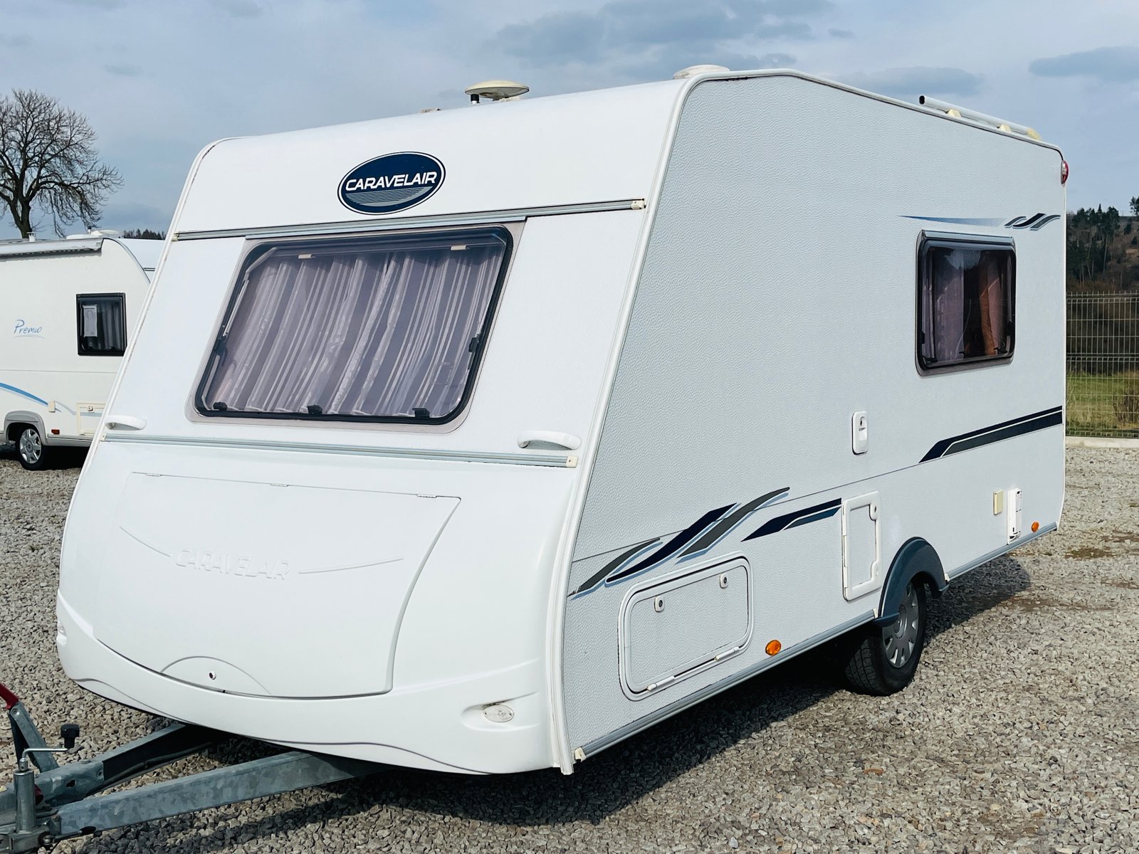 Karavan Caravelair s moderním designem a prostorným interiérem, ideální pro dobrodružství na cestách.