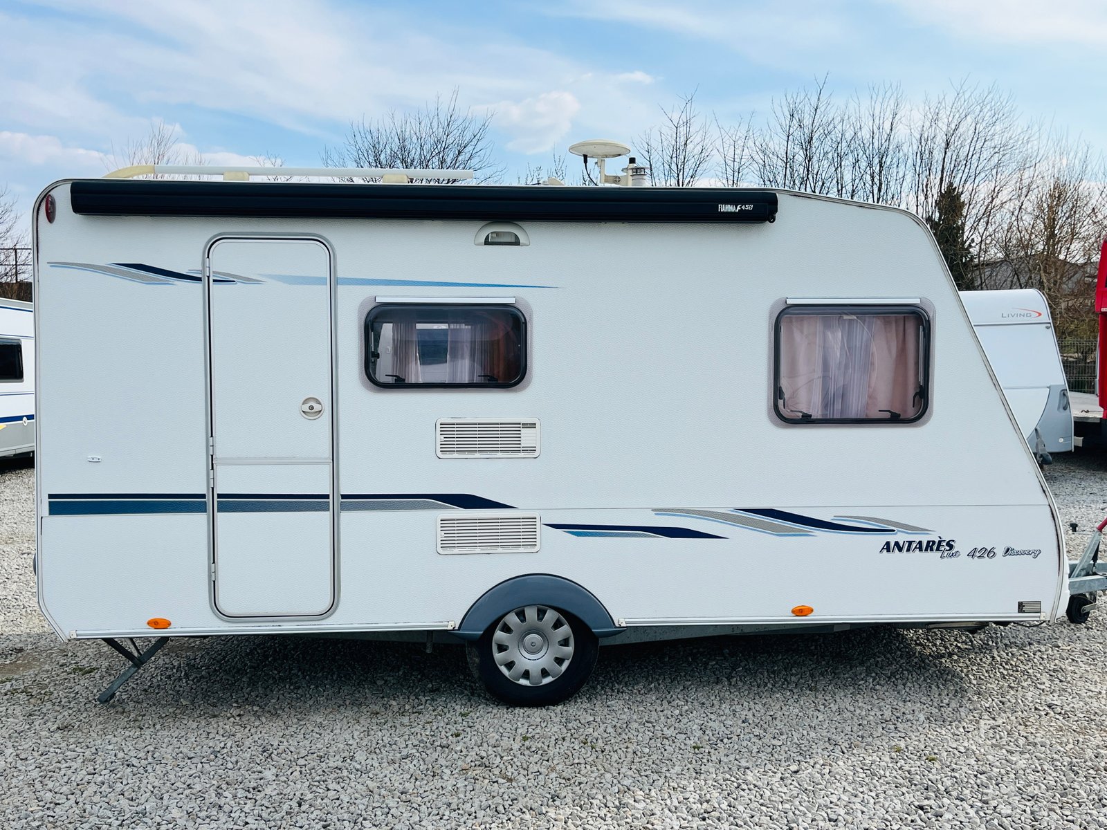 Karavan Dethleffs Antares 426 Discovery s elegantním designem a praktickým rozložením pro pohodlné cestování.