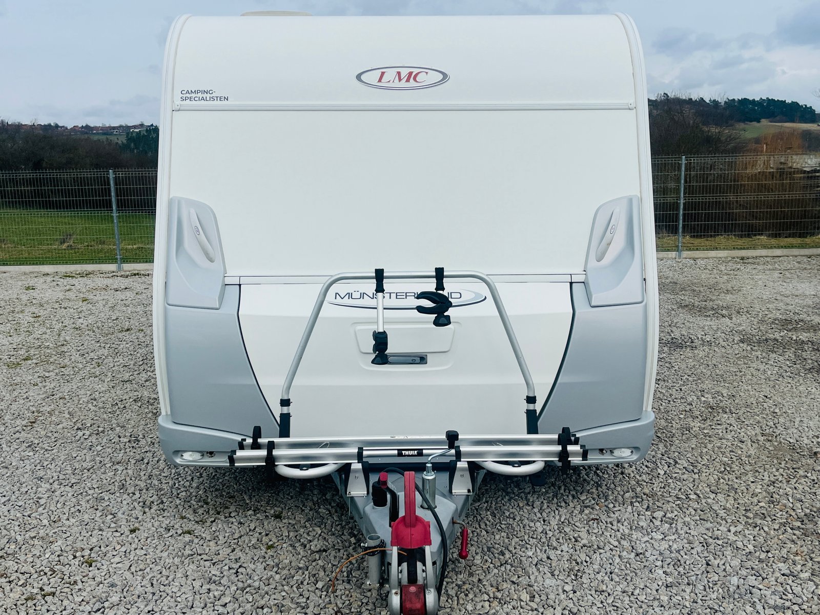 Karavan LMC Munsterland, ideální pro rodinné výlety a kempování v přírodě.