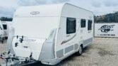 Karavan LMC Musica 470 D, moderní a prostorný, ideální pro vaše cestování přírodou.