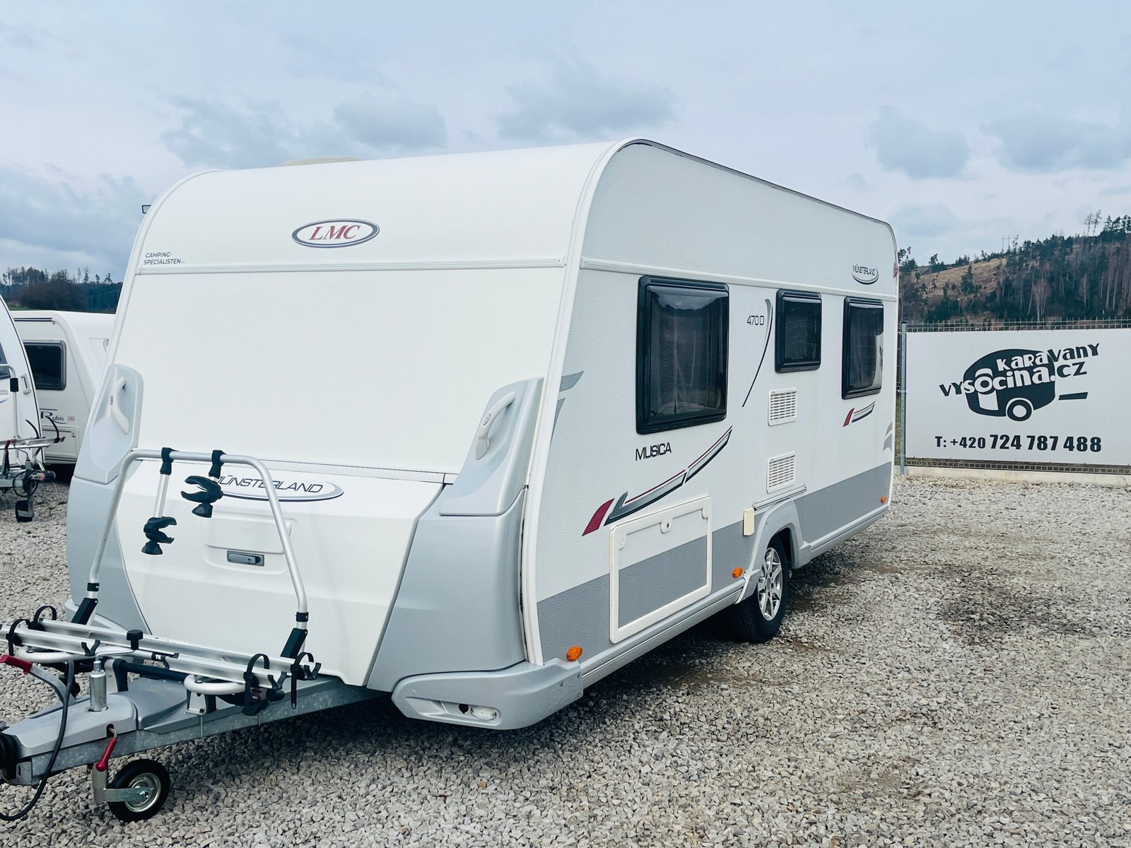 Karavan LMC Musica 470 D, moderní a prostorný, ideální pro vaše cestování přírodou.