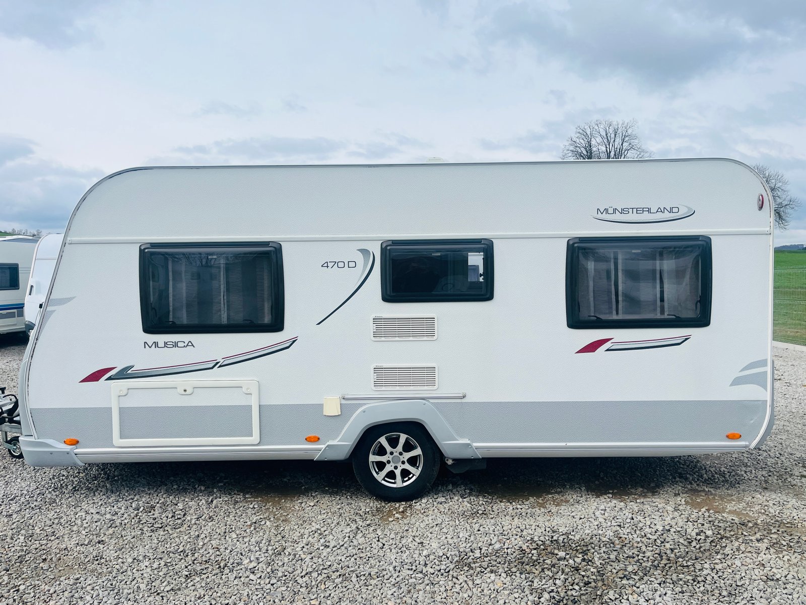 Karavan Münsterland Musica 470D, ideální pro dobrodružství na cestách. Komfort a styl v jednom!