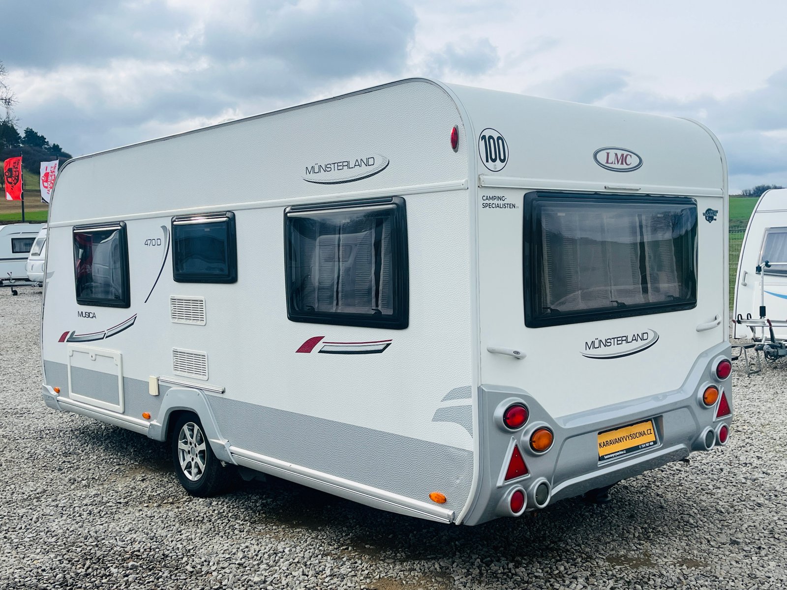 Karavan LMC Musica 470 D, ideální pro pohodlné cestování a kempování.