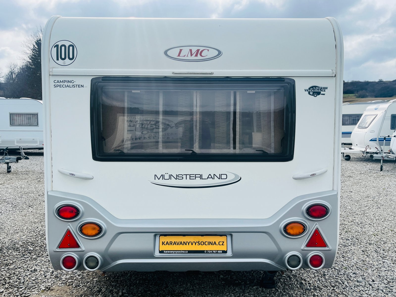 Karavan LMC Münsterland, ideální pro pohodlné kempování v přírodě. S tímto přívěsem za auto zažijete skvělé dobrodružství.