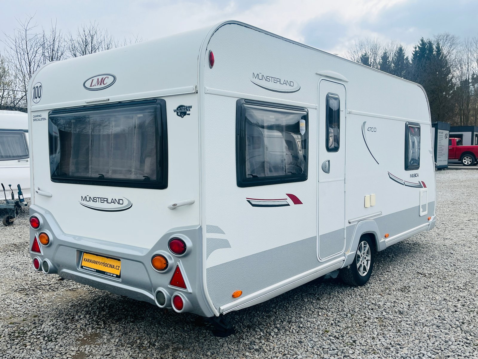 Karavan LMC Münsterland 470 D, ideální pro vaše dobrodružství na cestách.