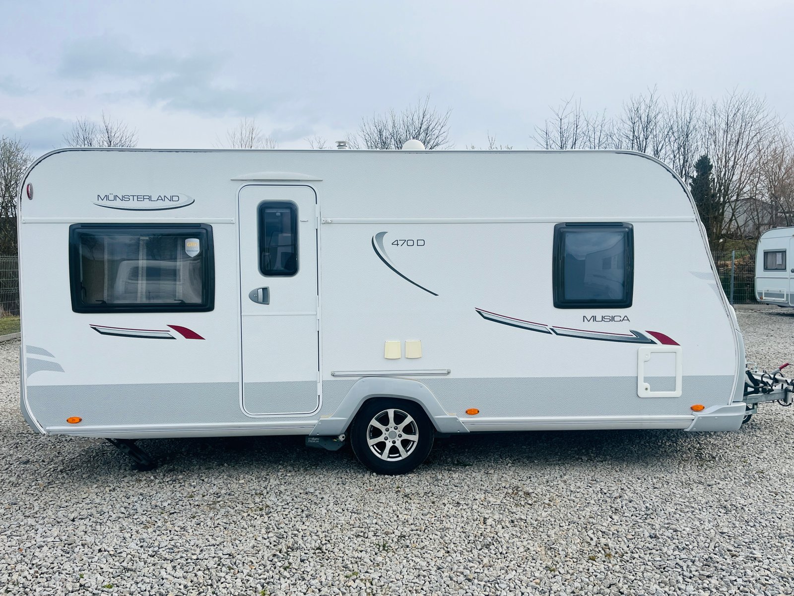 Karavan Münsterland Musica 470 D, pohodlný a prostorný pro vaše dobrodružství na cestách.
