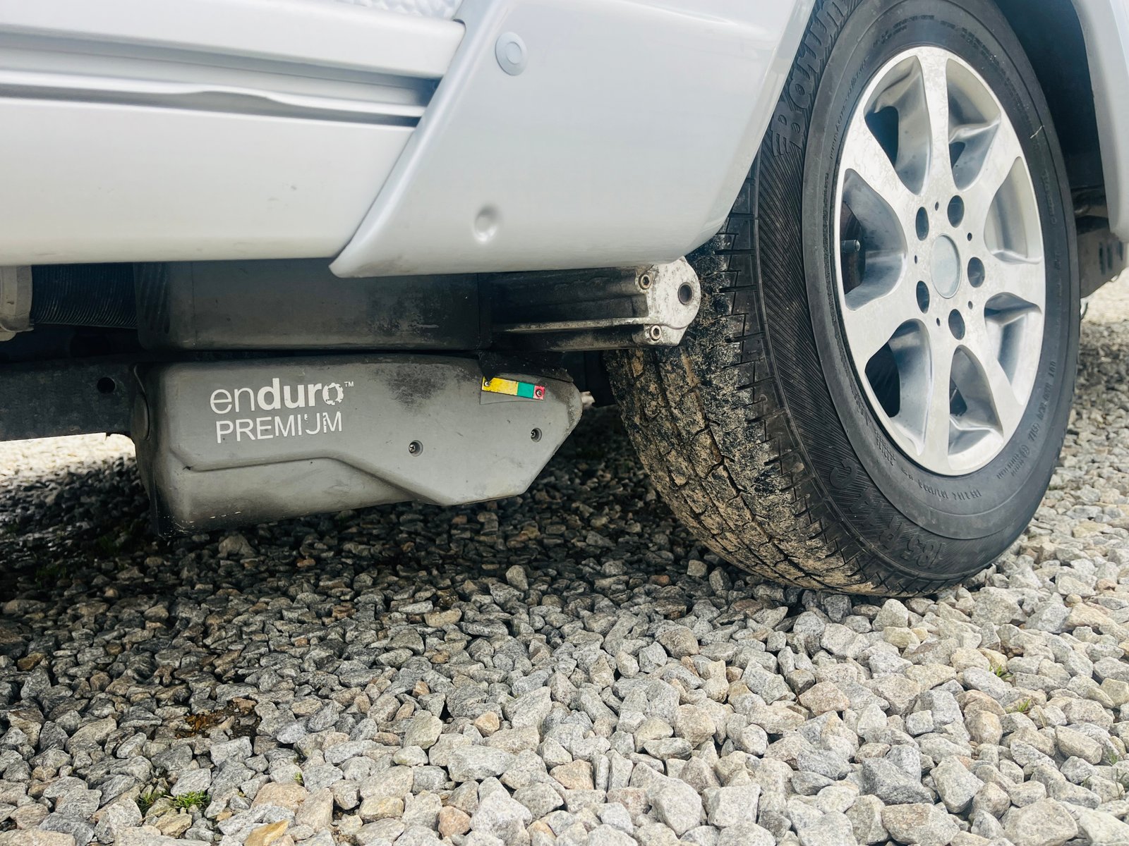 Obytné auto s označením Enduro Premium, robustní kola a terénní vzhled. Ideální pro dobrodružství na cestách.