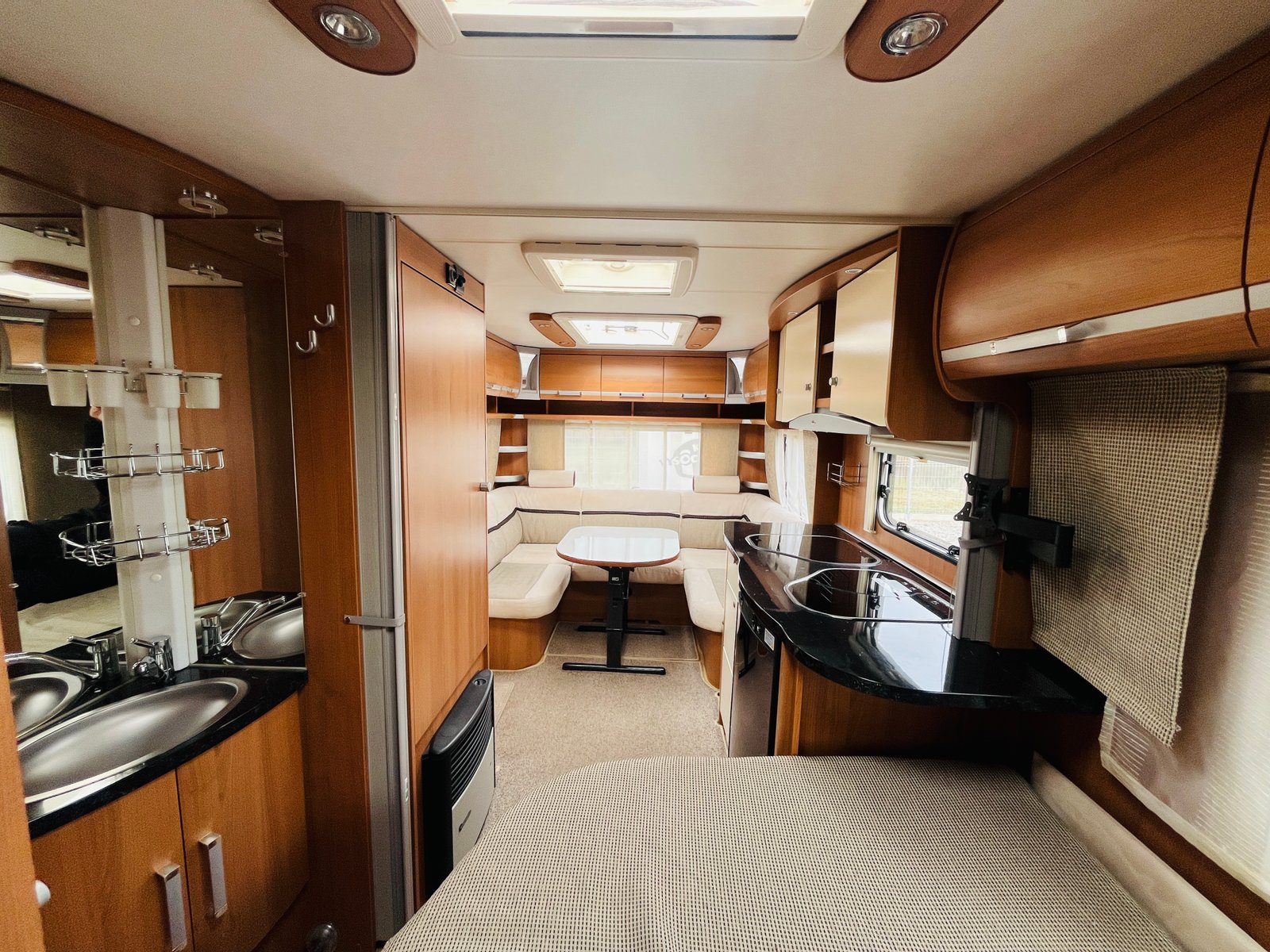 Interiér karavanu s moderním designem a praktickými řešeními pro pohodlné cestování.