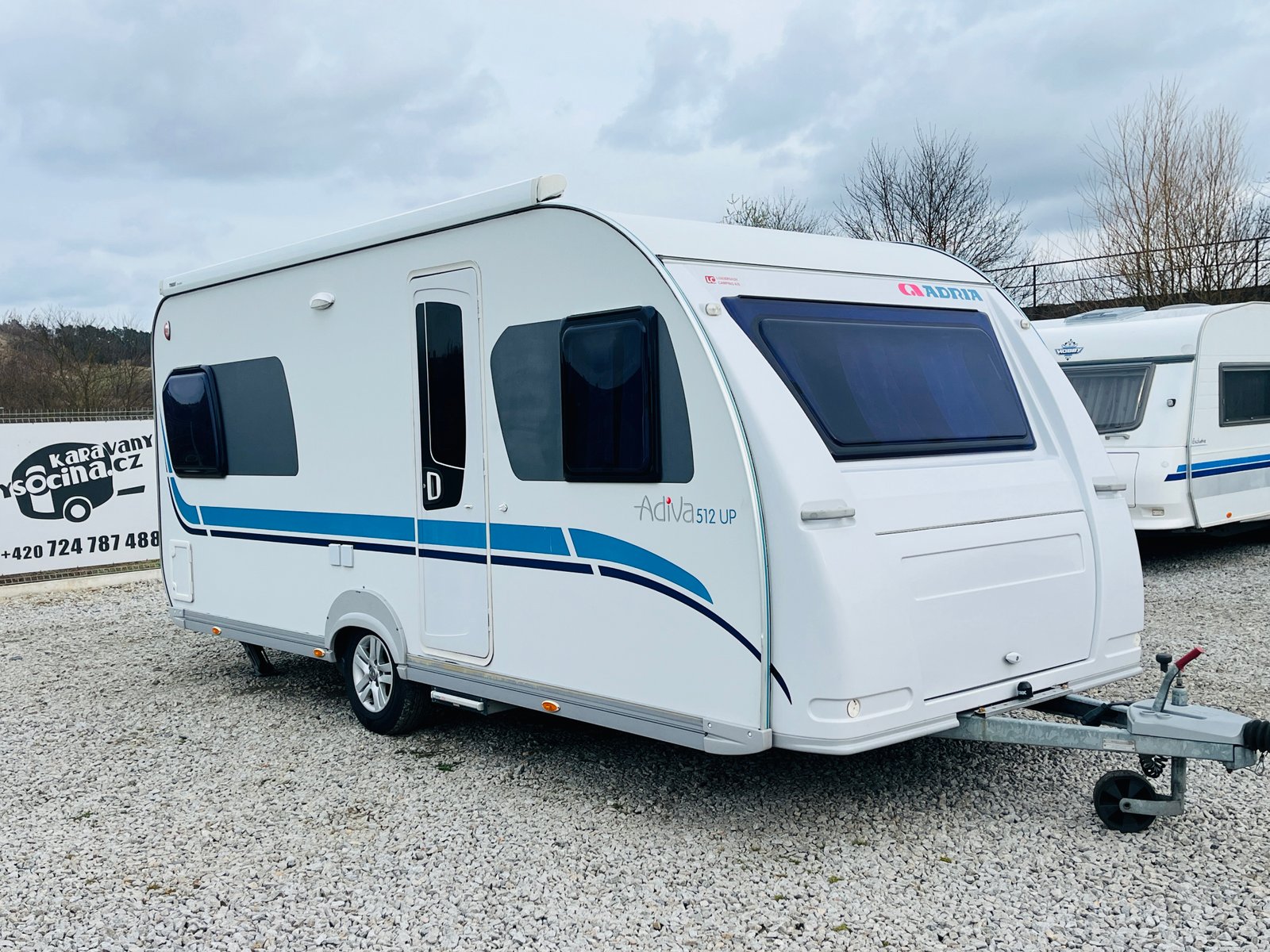Karavan Adria Adiva 512 UP s moderním designem a prostorným interiérem, ideální pro cestování a dovolenou.