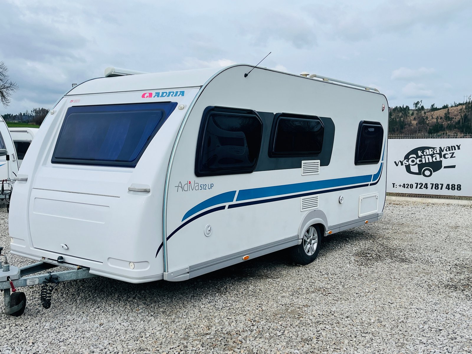Karavan Adria Adria 512 UP, moderní a pohodlný přírodní styl pro vaše cestování.