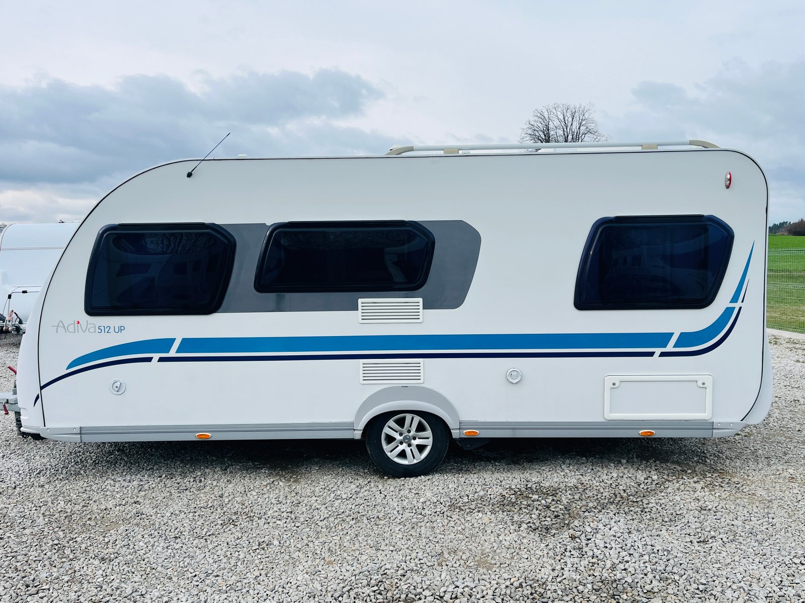 Karavan Adiva 512 UP s moderním designem a prostorným interiérem, ideální pro vaše dobrodružství.