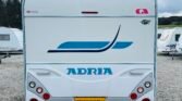 Karavan Adria s moderním designem, ideální pro pohodlné cestování a dobrodružství.