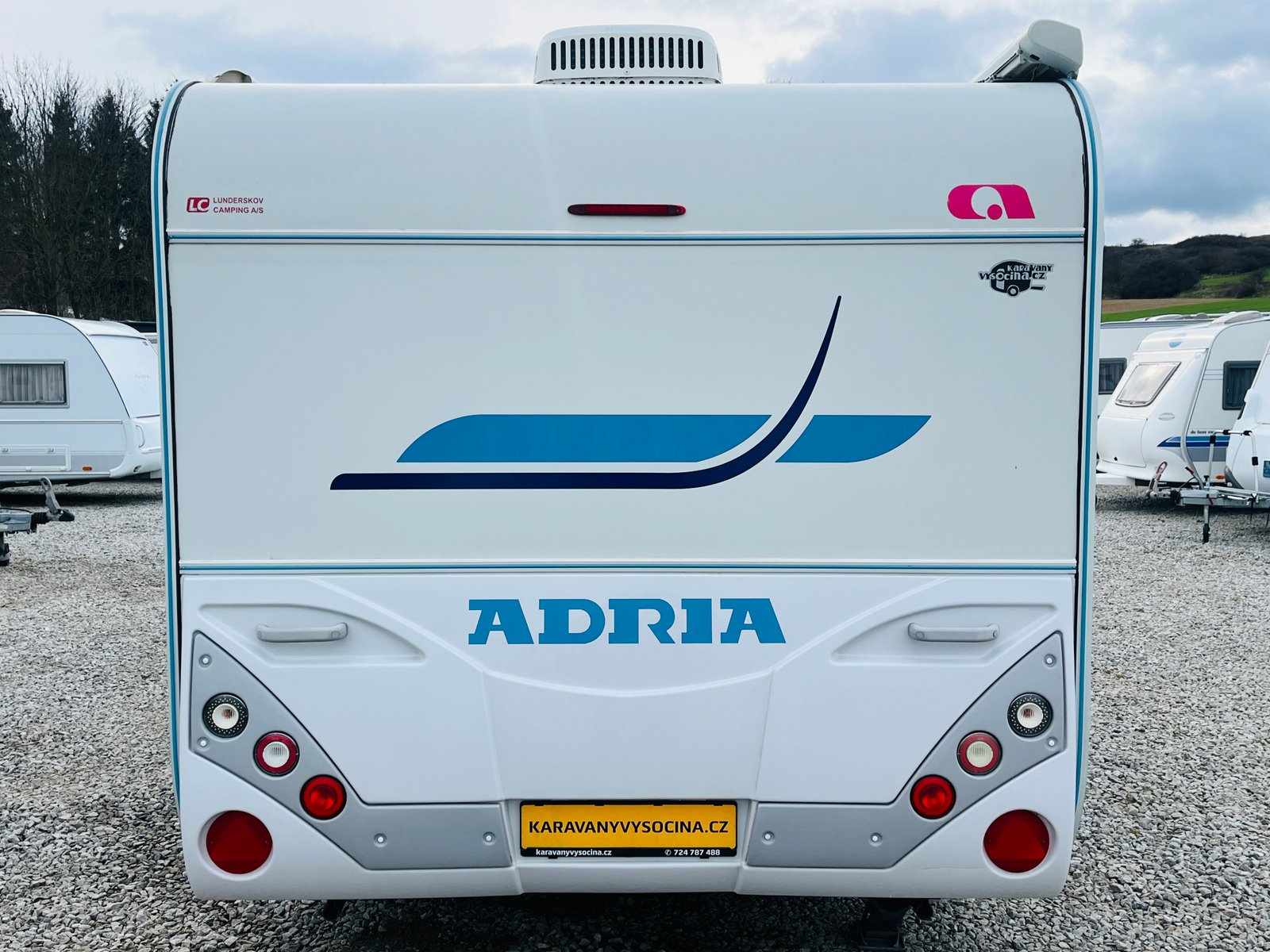 Karavan Adria s moderním designem, ideální pro pohodlné cestování a dobrodružství.