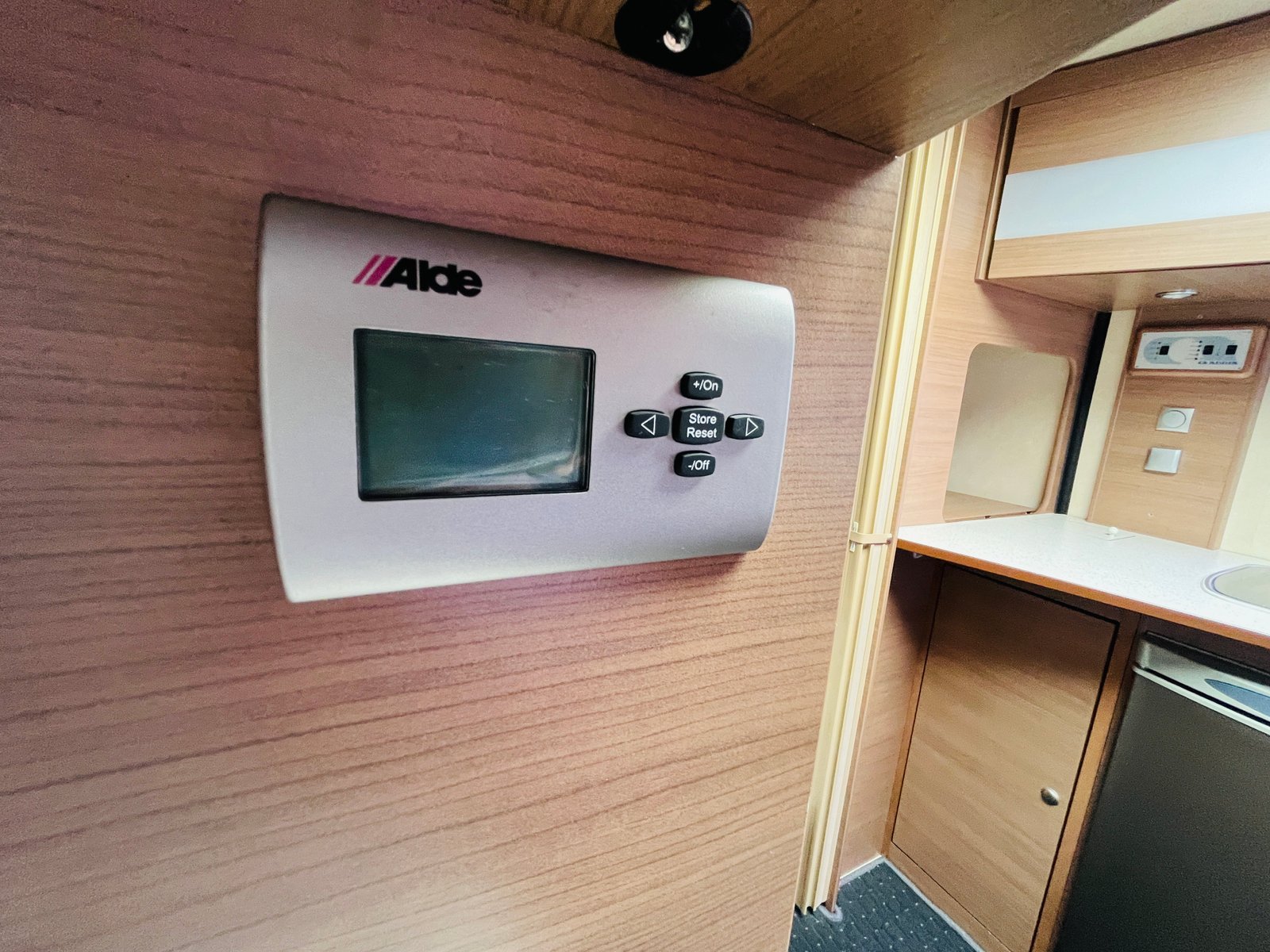 Obrázek ukazuje ovládací panel vozidla. Typ vozidla není patrný. Není uvedena značka ani model.